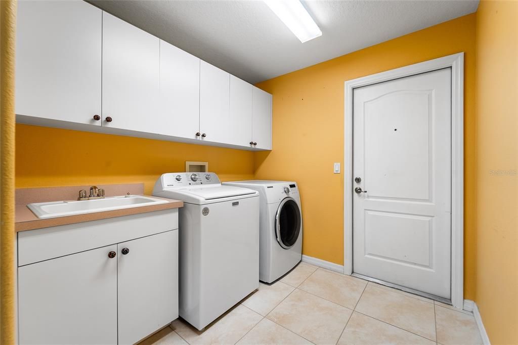 Под контрактом: $369,999 (3 спален, 2 ванн, 2046 Квадратных фут)