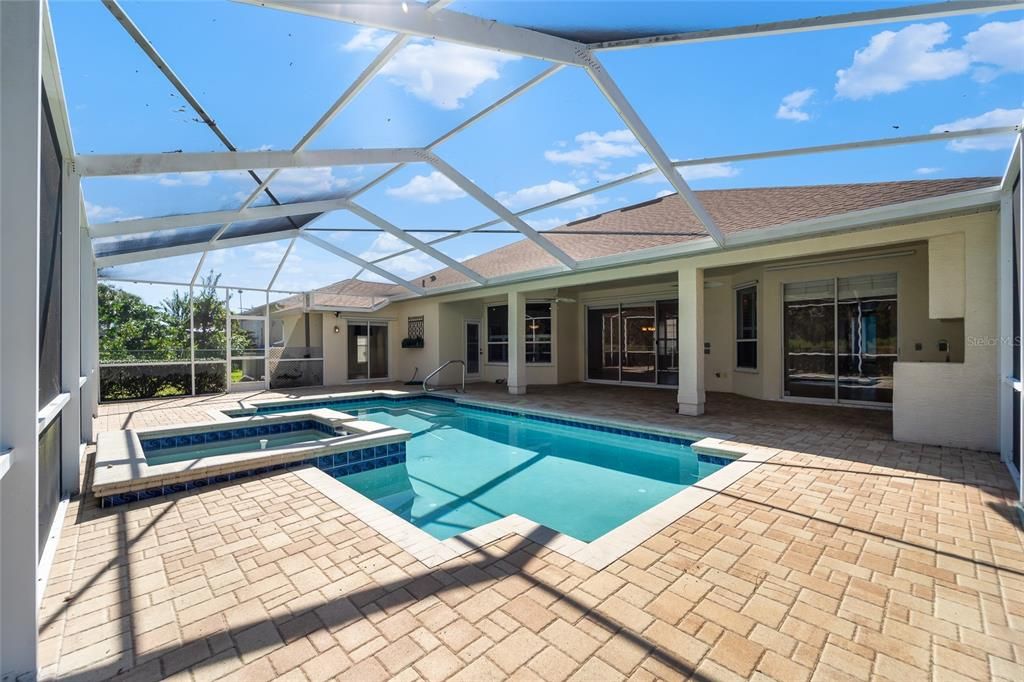 Под контрактом: $369,999 (3 спален, 2 ванн, 2046 Квадратных фут)