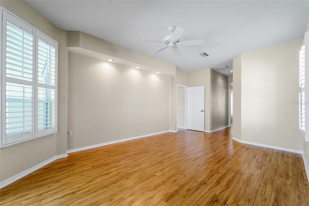 Под контрактом: $369,999 (3 спален, 2 ванн, 2046 Квадратных фут)