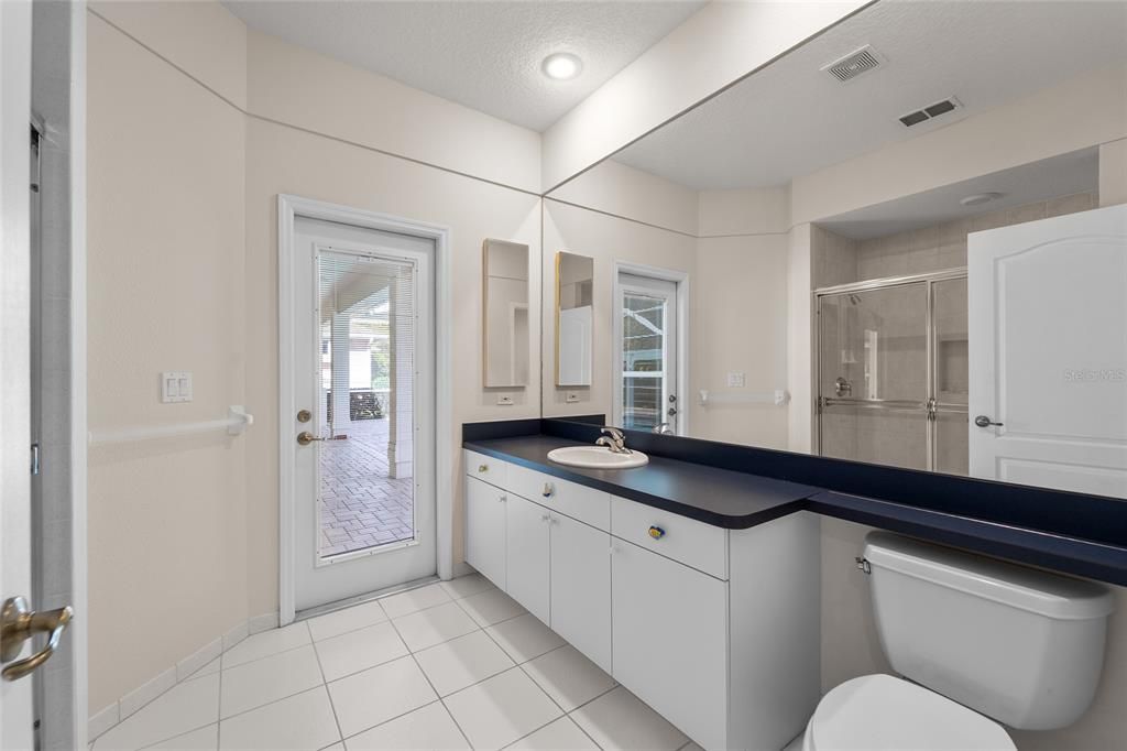 Под контрактом: $369,999 (3 спален, 2 ванн, 2046 Квадратных фут)