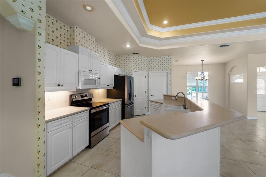 Под контрактом: $369,999 (3 спален, 2 ванн, 2046 Квадратных фут)