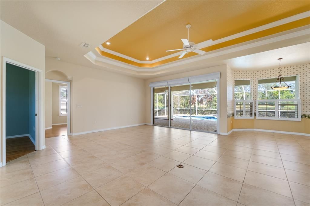 Под контрактом: $369,999 (3 спален, 2 ванн, 2046 Квадратных фут)