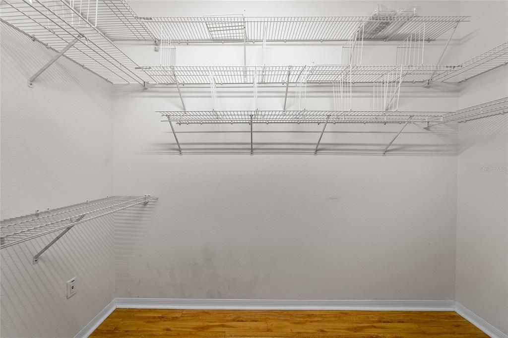 Под контрактом: $369,999 (3 спален, 2 ванн, 2046 Квадратных фут)