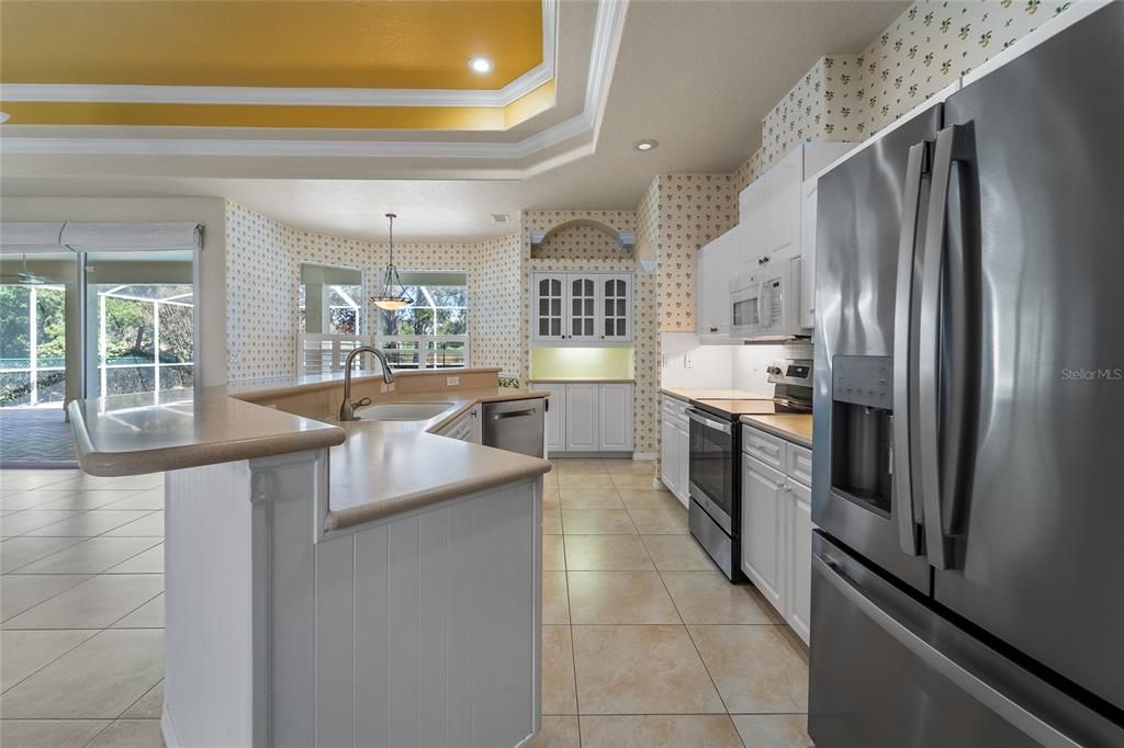 Под контрактом: $369,999 (3 спален, 2 ванн, 2046 Квадратных фут)