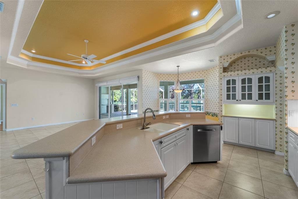 Под контрактом: $369,999 (3 спален, 2 ванн, 2046 Квадратных фут)