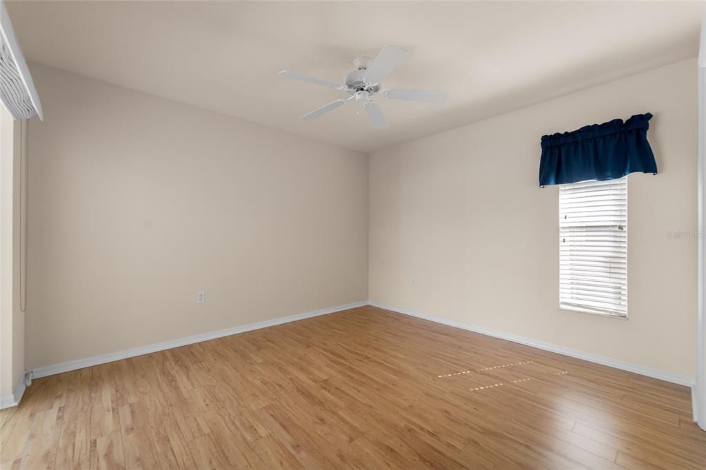 Под контрактом: $369,999 (3 спален, 2 ванн, 2046 Квадратных фут)