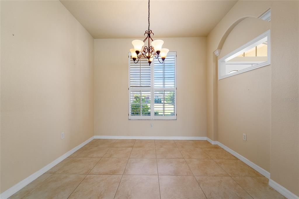 Под контрактом: $369,999 (3 спален, 2 ванн, 2046 Квадратных фут)