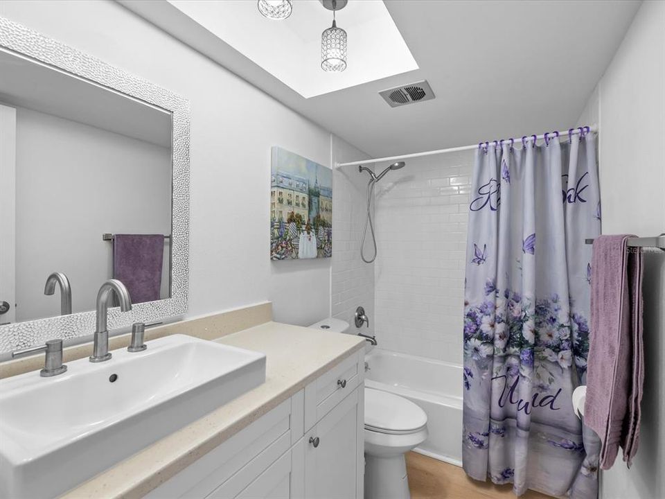 待售: $185,000 (2 贝兹, 2 浴室, 956 平方英尺)