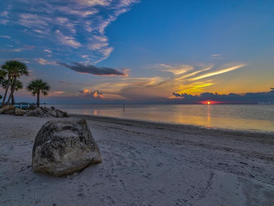 待售: $185,000 (2 贝兹, 2 浴室, 956 平方英尺)