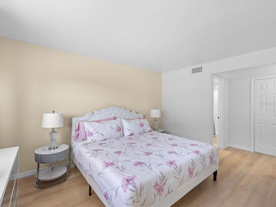 待售: $185,000 (2 贝兹, 2 浴室, 956 平方英尺)