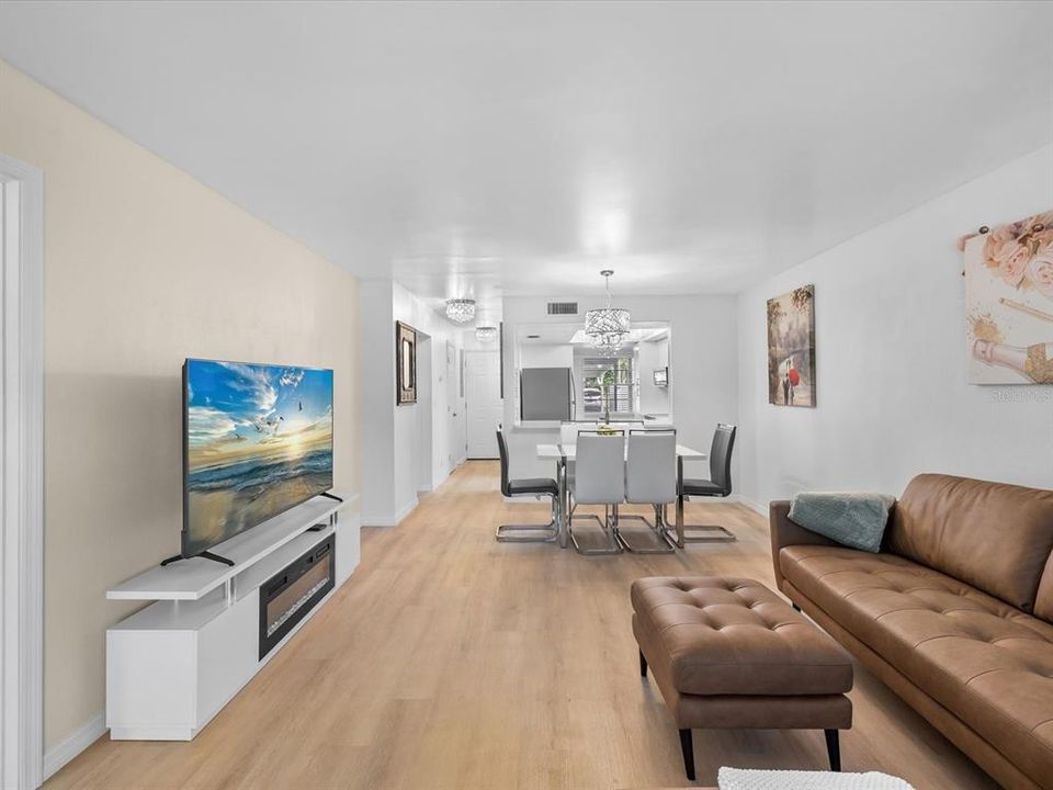 待售: $185,000 (2 贝兹, 2 浴室, 956 平方英尺)