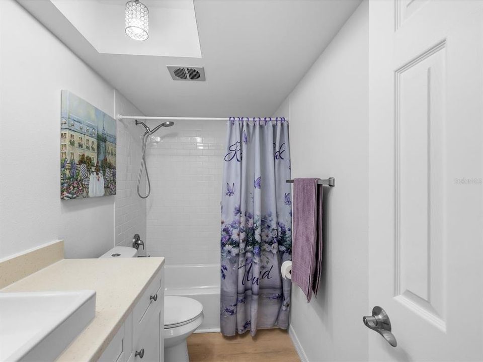 待售: $185,000 (2 贝兹, 2 浴室, 956 平方英尺)