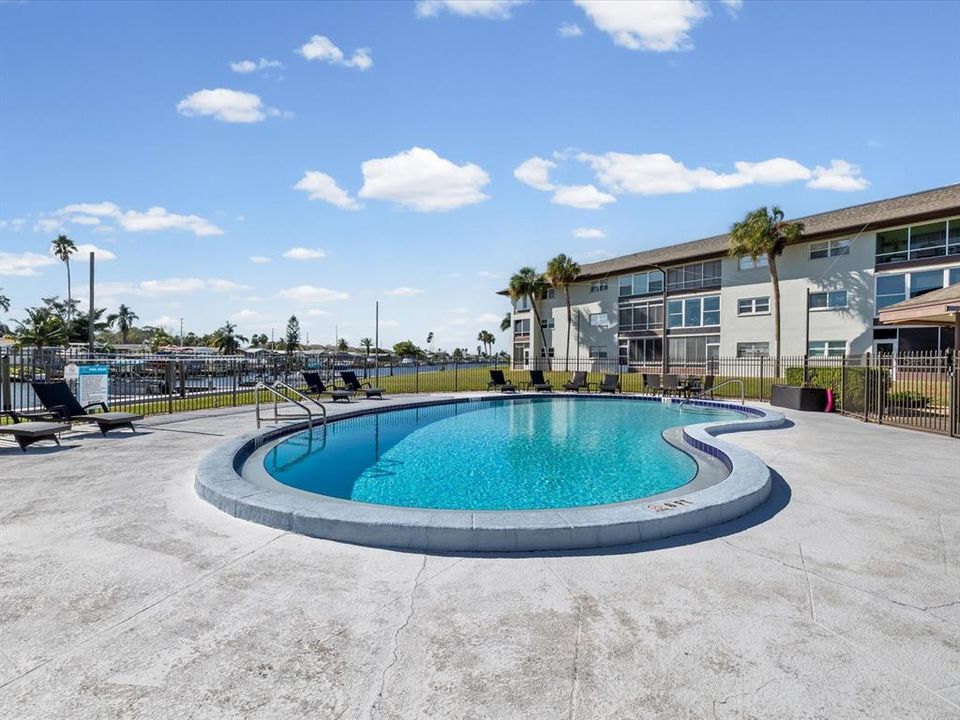 待售: $185,000 (2 贝兹, 2 浴室, 956 平方英尺)