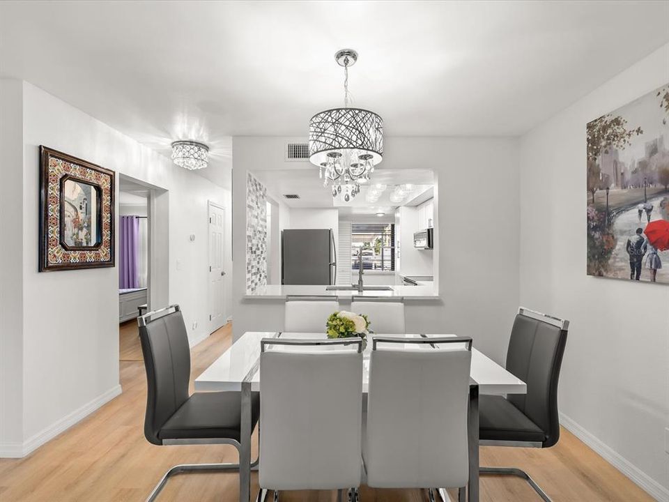 待售: $185,000 (2 贝兹, 2 浴室, 956 平方英尺)