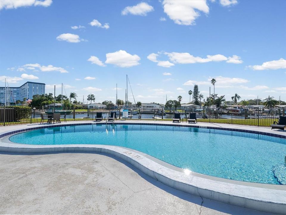 待售: $185,000 (2 贝兹, 2 浴室, 956 平方英尺)