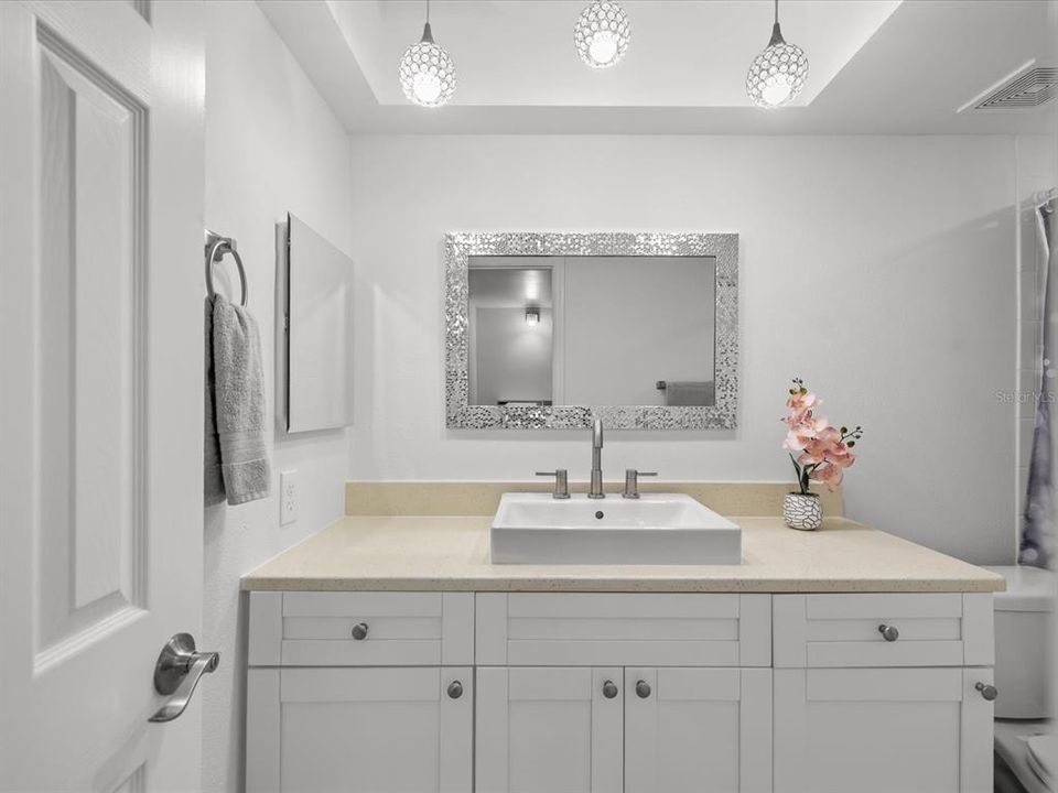 待售: $185,000 (2 贝兹, 2 浴室, 956 平方英尺)