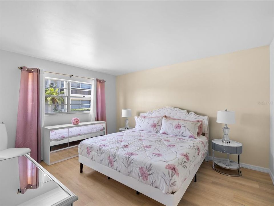 待售: $185,000 (2 贝兹, 2 浴室, 956 平方英尺)