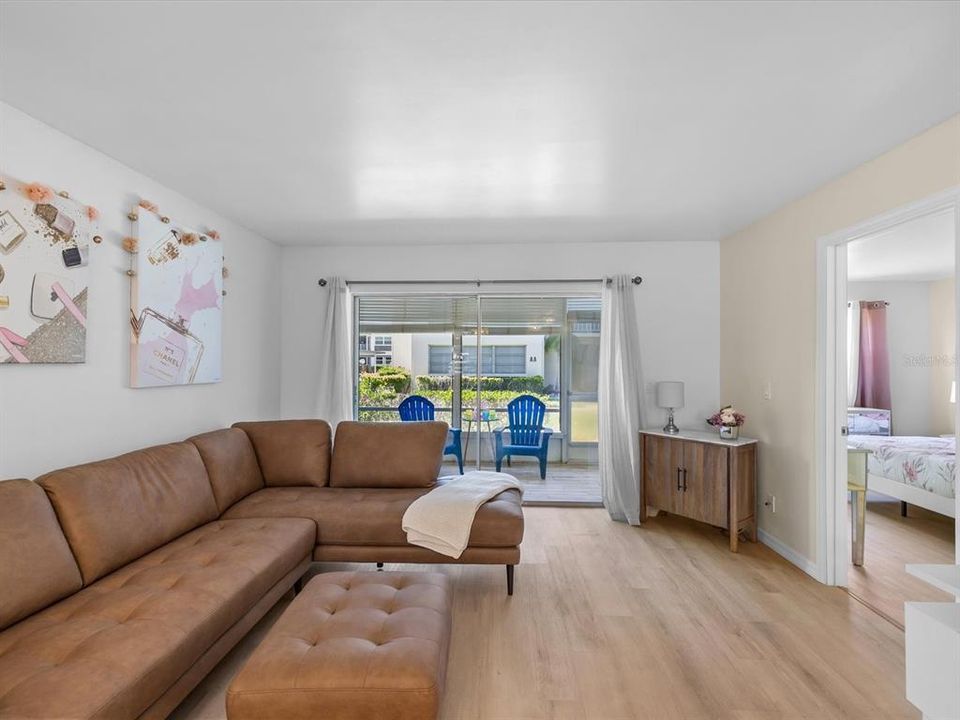 待售: $185,000 (2 贝兹, 2 浴室, 956 平方英尺)