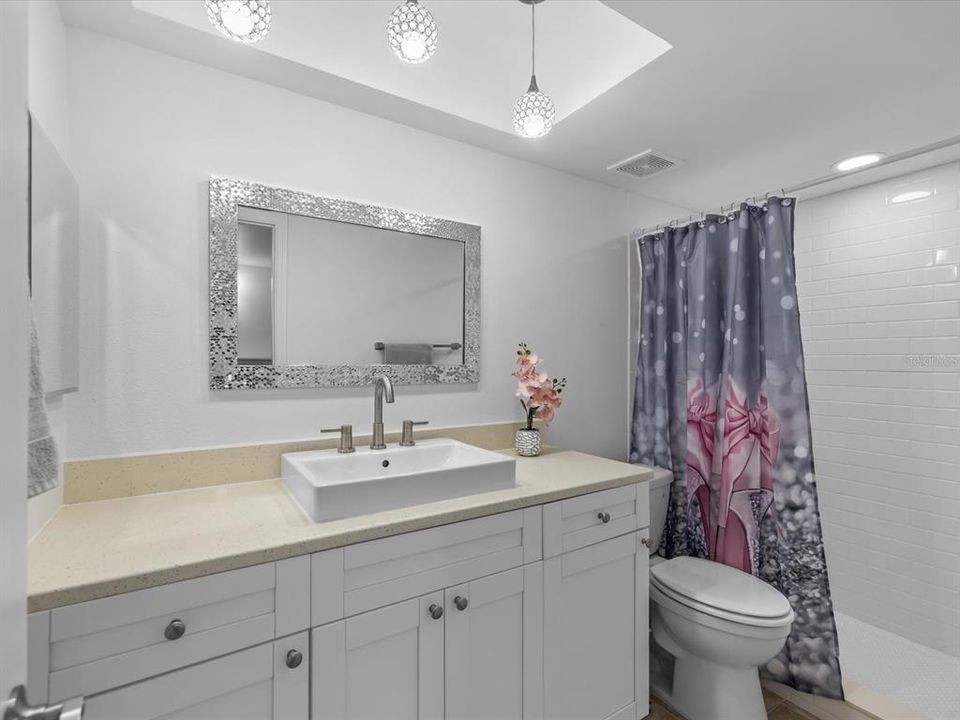 待售: $185,000 (2 贝兹, 2 浴室, 956 平方英尺)