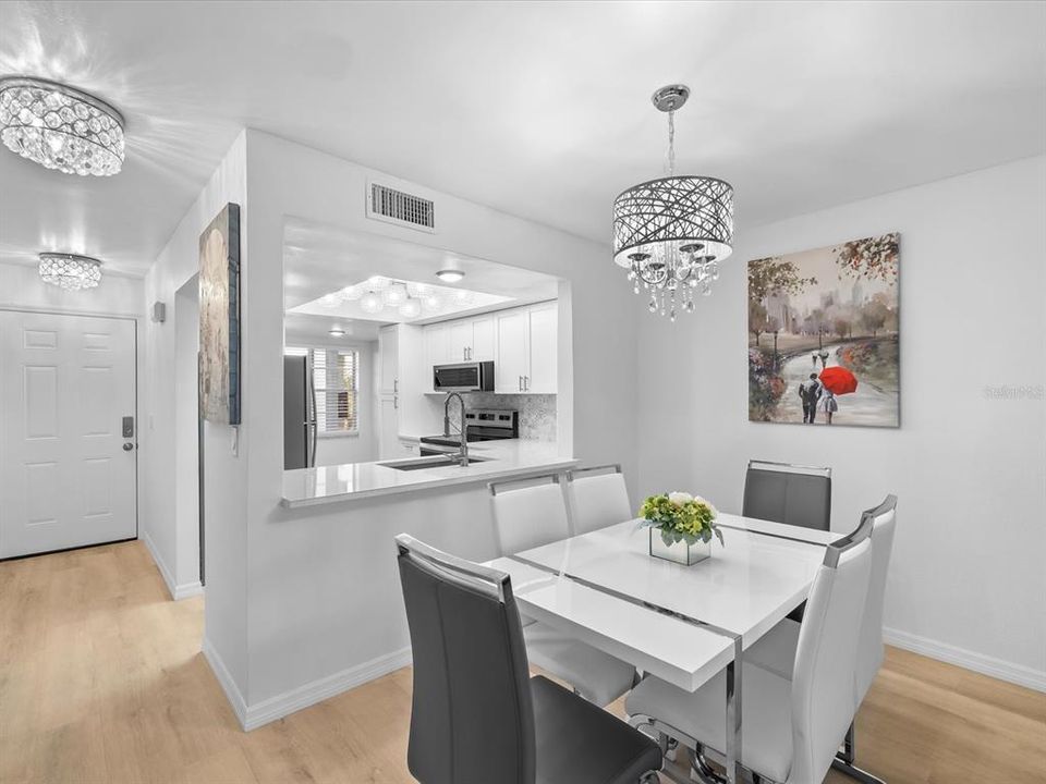 待售: $185,000 (2 贝兹, 2 浴室, 956 平方英尺)