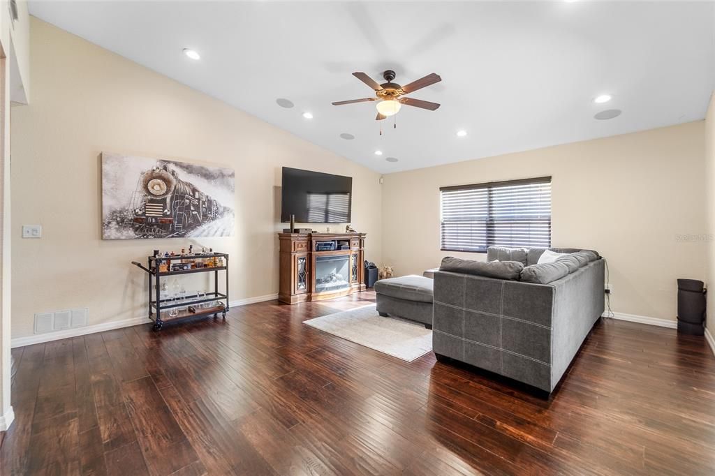 For Sale: $445,900 (3 beds, 2 baths, 1392 Square Feet)