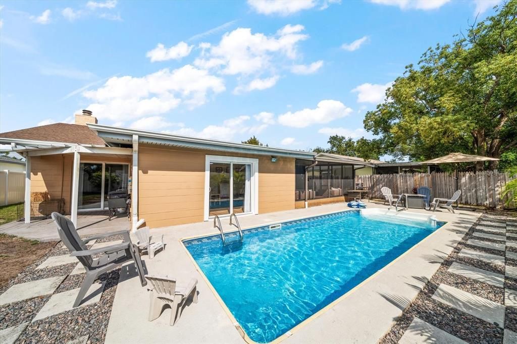 合同活跃: $485,000 (3 贝兹, 2 浴室, 1673 平方英尺)