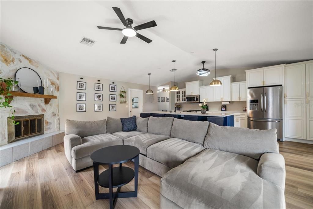 合同活跃: $485,000 (3 贝兹, 2 浴室, 1673 平方英尺)