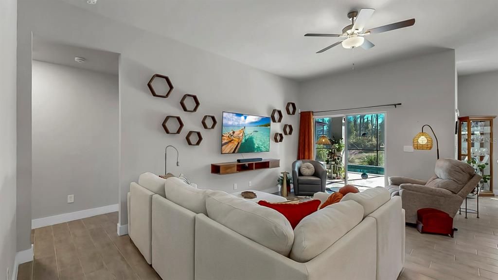 Activo con contrato: $460,000 (4 camas, 2 baños, 1707 Pies cuadrados)