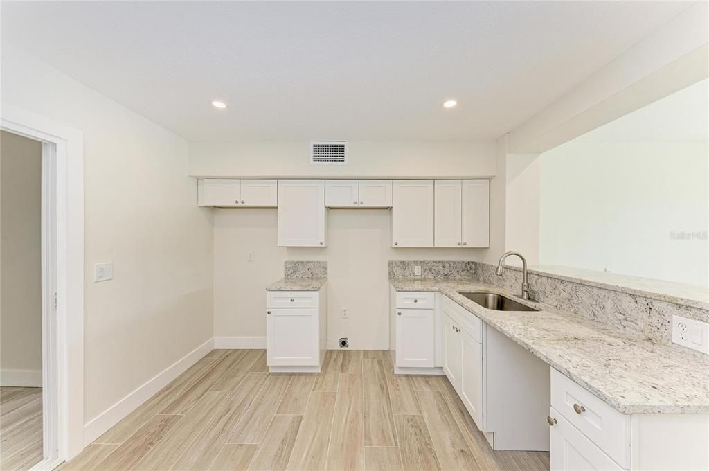 For Sale: $725,000 (2 beds, 2 baths, 900 Square Feet)