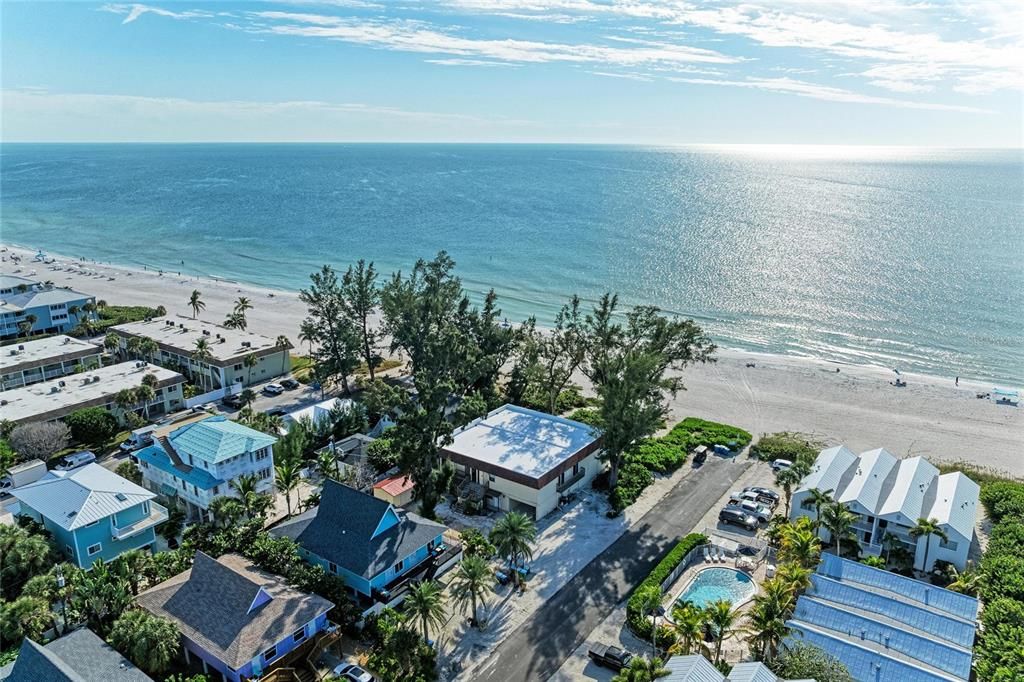 For Sale: $725,000 (2 beds, 2 baths, 900 Square Feet)