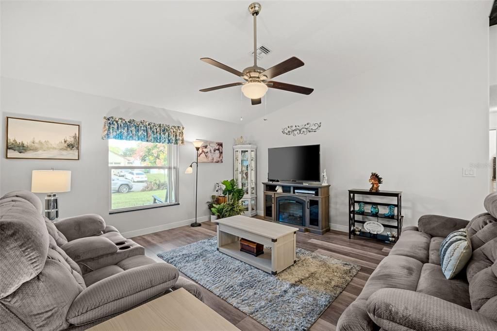 合同活跃: $377,000 (3 贝兹, 2 浴室, 1534 平方英尺)