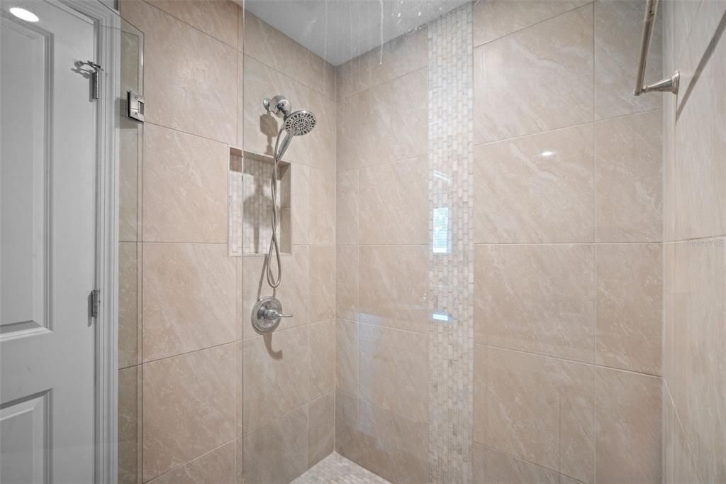 合同活跃: $377,000 (3 贝兹, 2 浴室, 1534 平方英尺)