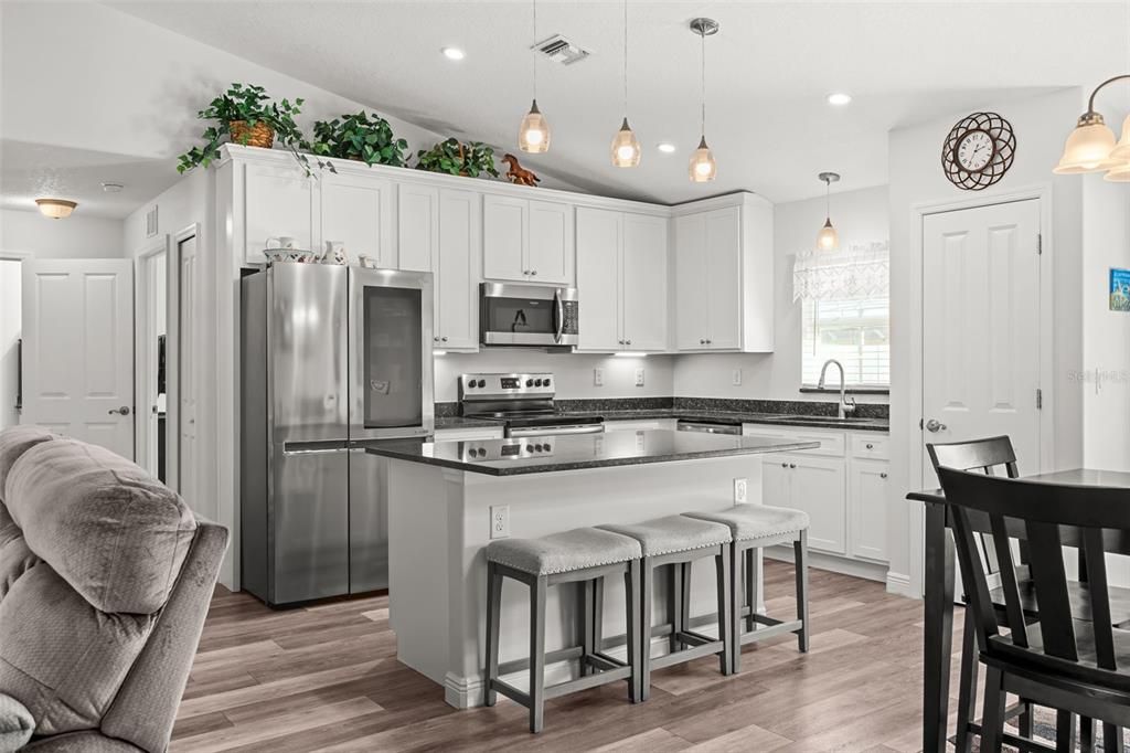 合同活跃: $377,000 (3 贝兹, 2 浴室, 1534 平方英尺)