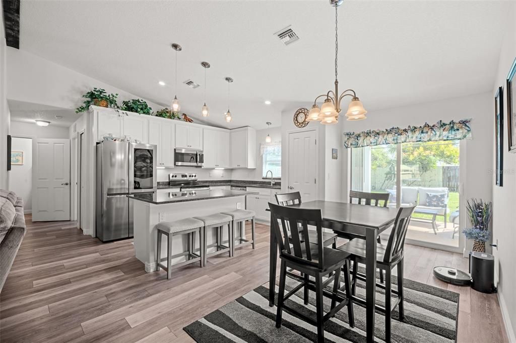 合同活跃: $377,000 (3 贝兹, 2 浴室, 1534 平方英尺)