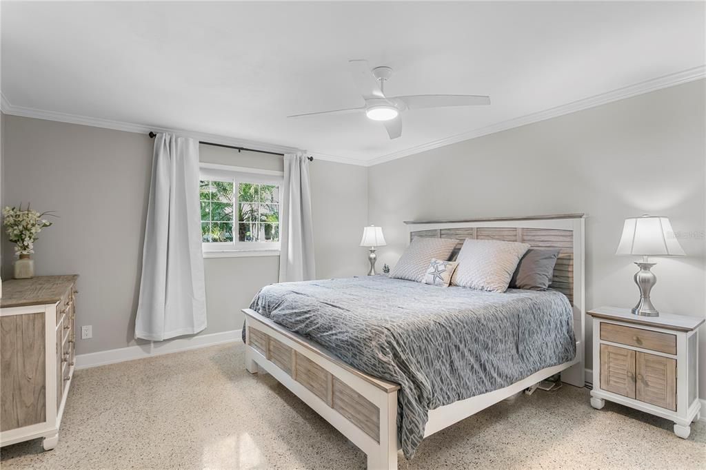 合同活跃: $899,999 (2 贝兹, 2 浴室, 1298 平方英尺)