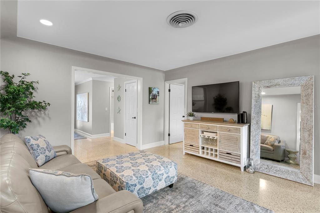 合同活跃: $899,999 (2 贝兹, 2 浴室, 1298 平方英尺)