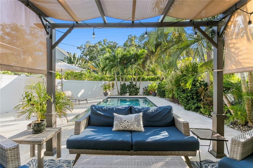 合同活跃: $899,999 (2 贝兹, 2 浴室, 1298 平方英尺)