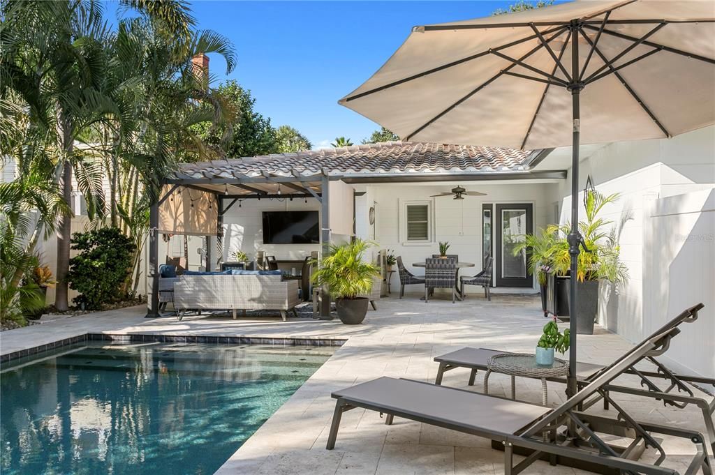 合同活跃: $899,999 (2 贝兹, 2 浴室, 1298 平方英尺)