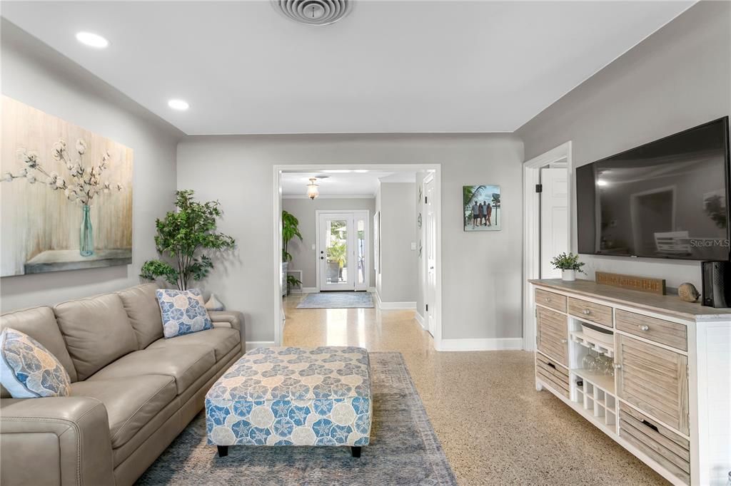 合同活跃: $899,999 (2 贝兹, 2 浴室, 1298 平方英尺)