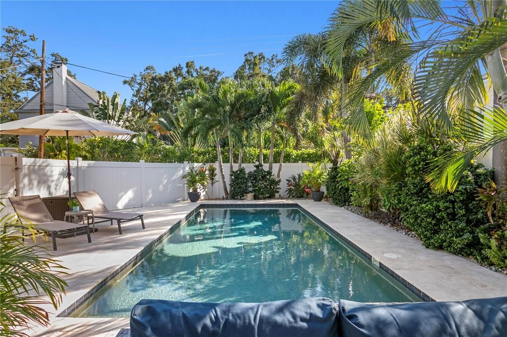 合同活跃: $899,999 (2 贝兹, 2 浴室, 1298 平方英尺)