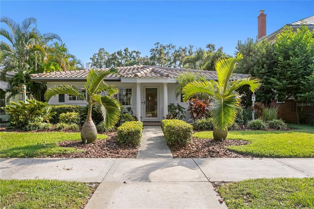 合同活跃: $899,999 (2 贝兹, 2 浴室, 1298 平方英尺)