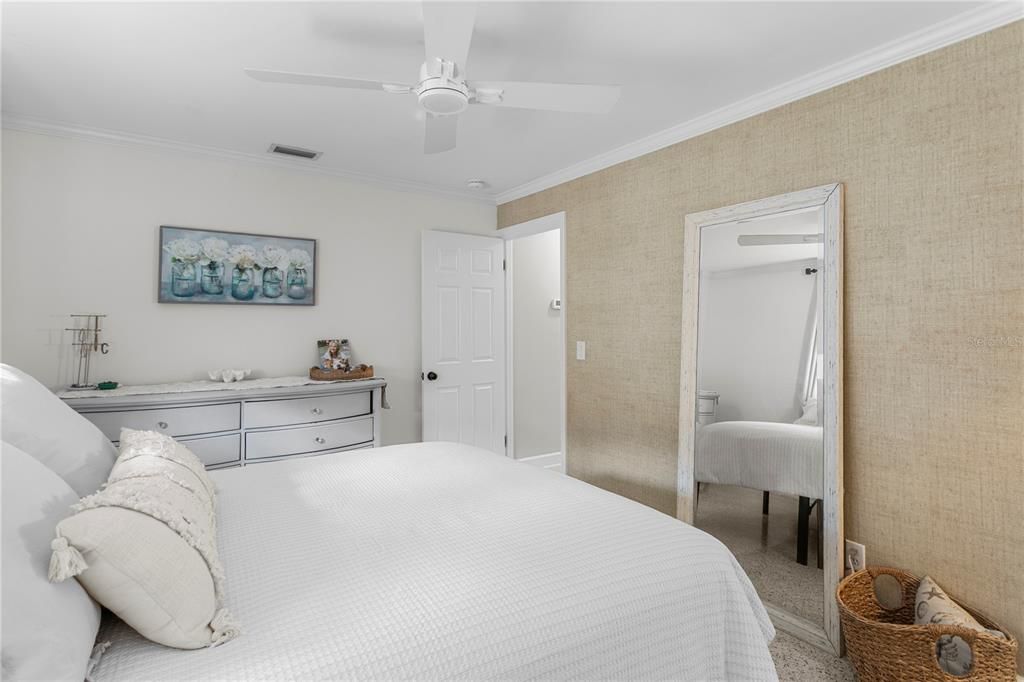 合同活跃: $899,999 (2 贝兹, 2 浴室, 1298 平方英尺)