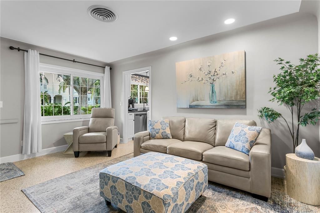 合同活跃: $899,999 (2 贝兹, 2 浴室, 1298 平方英尺)