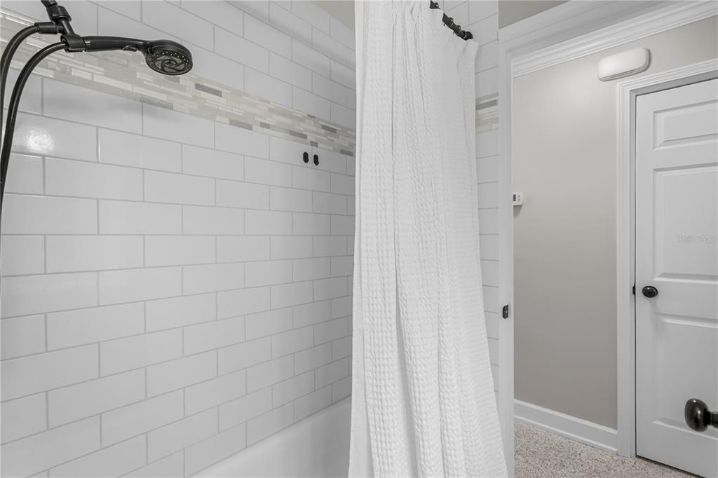 合同活跃: $899,999 (2 贝兹, 2 浴室, 1298 平方英尺)