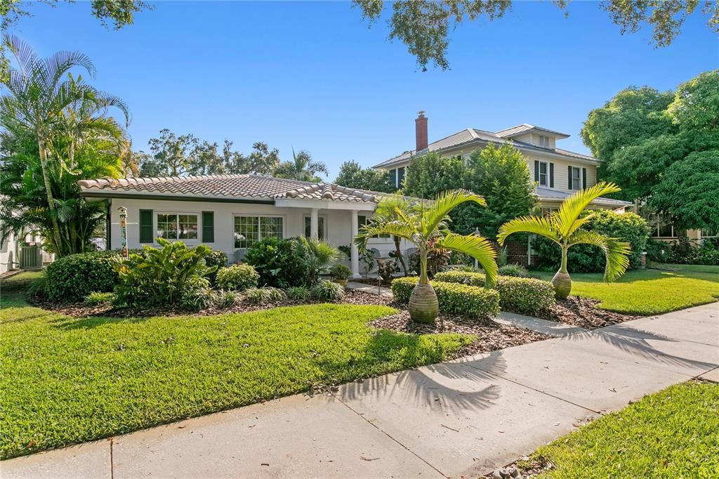 合同活跃: $899,999 (2 贝兹, 2 浴室, 1298 平方英尺)