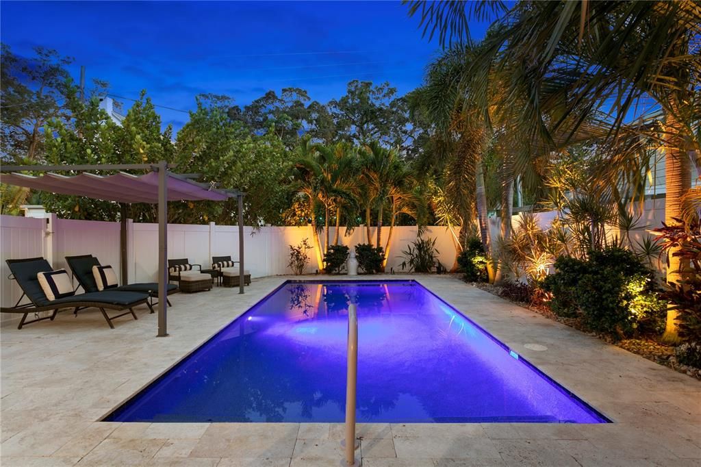 合同活跃: $899,999 (2 贝兹, 2 浴室, 1298 平方英尺)