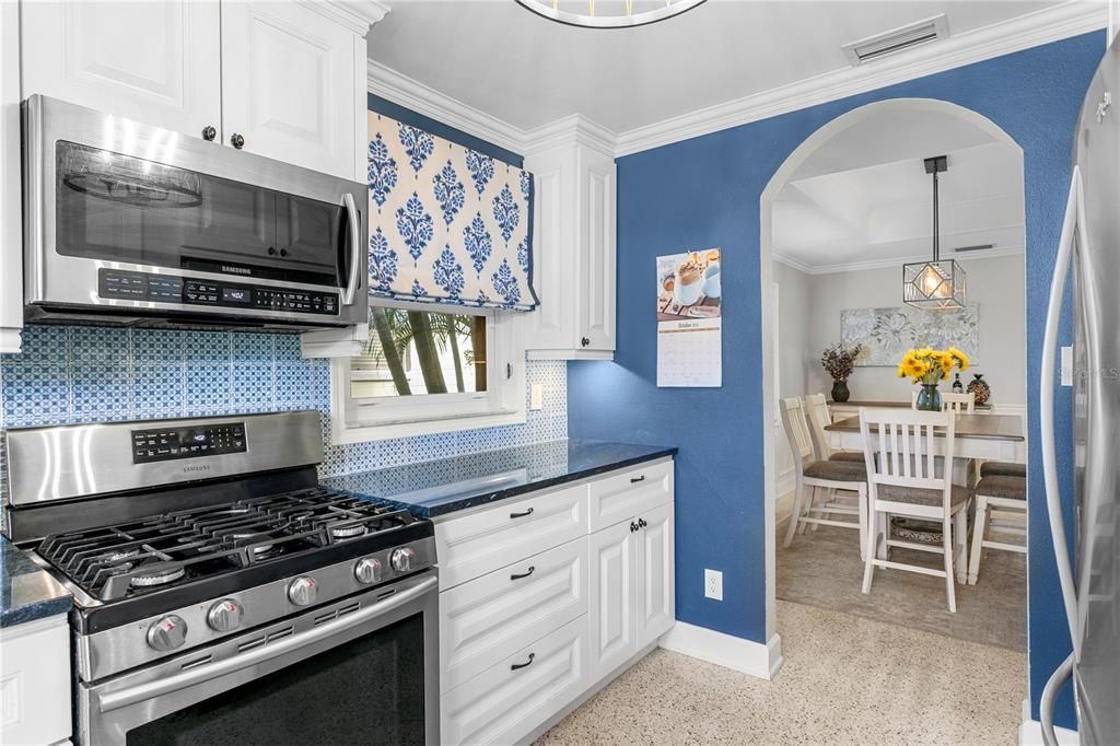 合同活跃: $899,999 (2 贝兹, 2 浴室, 1298 平方英尺)