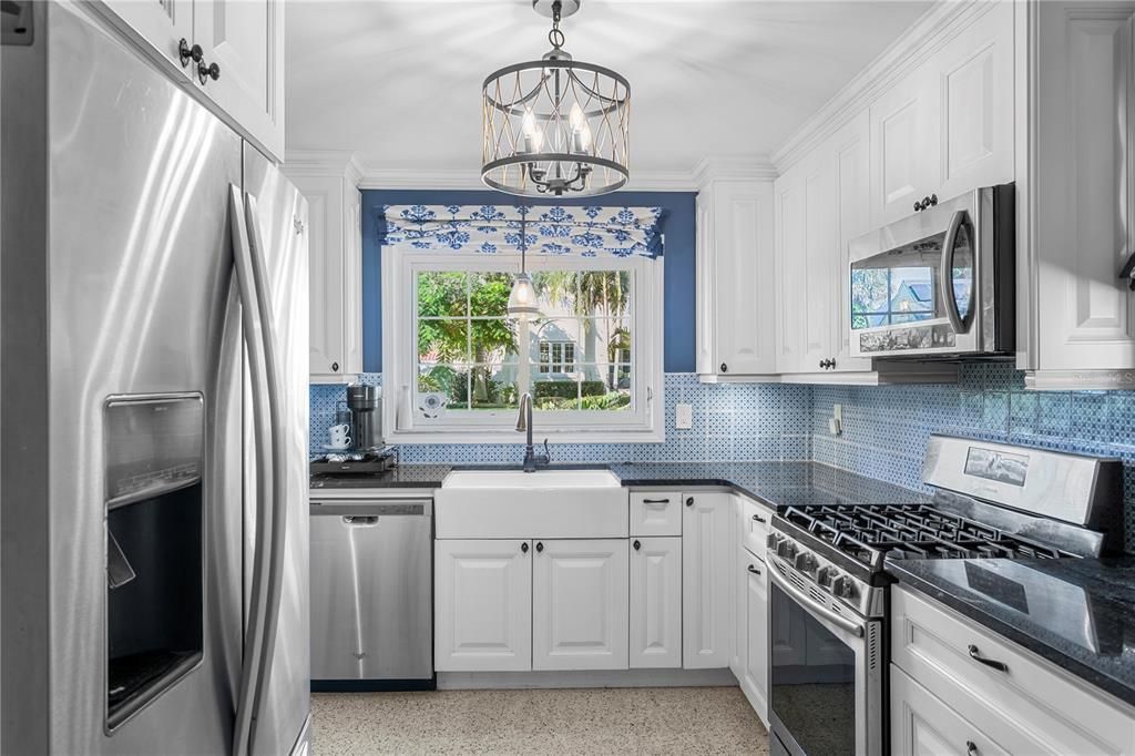 合同活跃: $899,999 (2 贝兹, 2 浴室, 1298 平方英尺)