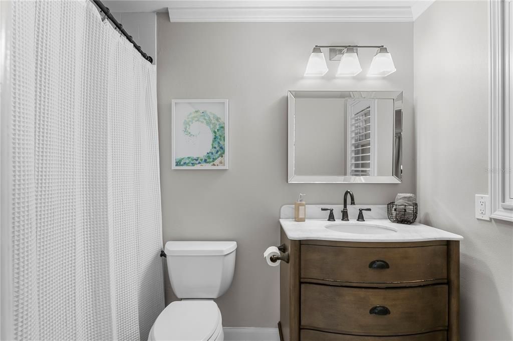 合同活跃: $899,999 (2 贝兹, 2 浴室, 1298 平方英尺)