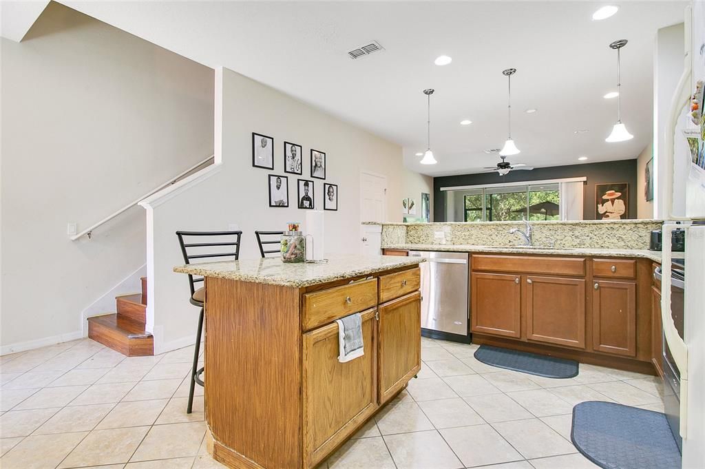 На продажу: $305,000 (2 спален, 2 ванн, 1417 Квадратных фут)